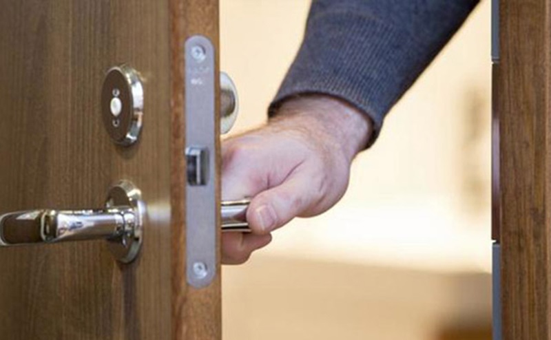 Nên mở khóa cửa tay gạt tròn khi cánh cửa đóng cùng chiều với bạn